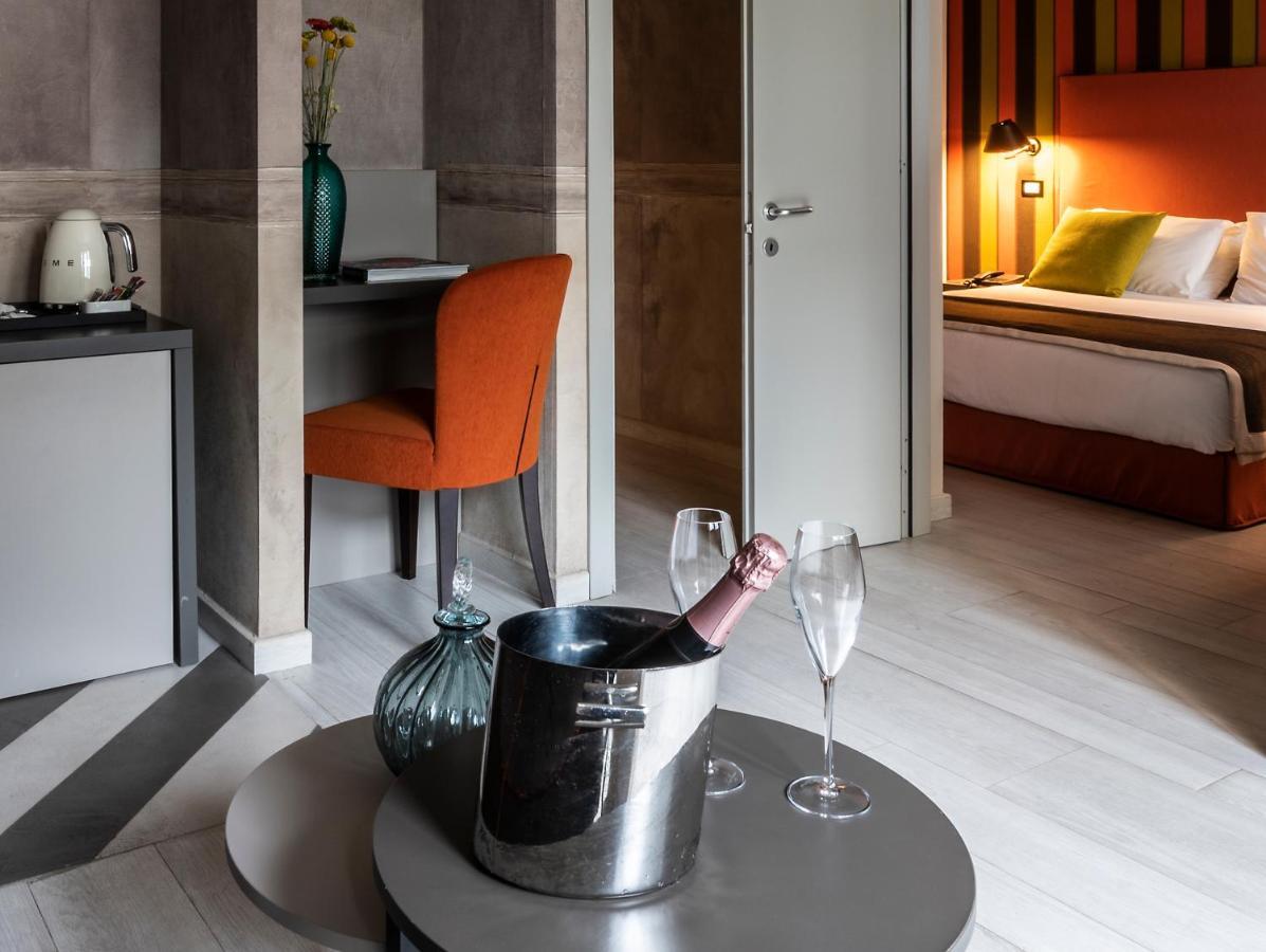 米兰 五十旅馆酒店 外观 照片 A champagne bucket