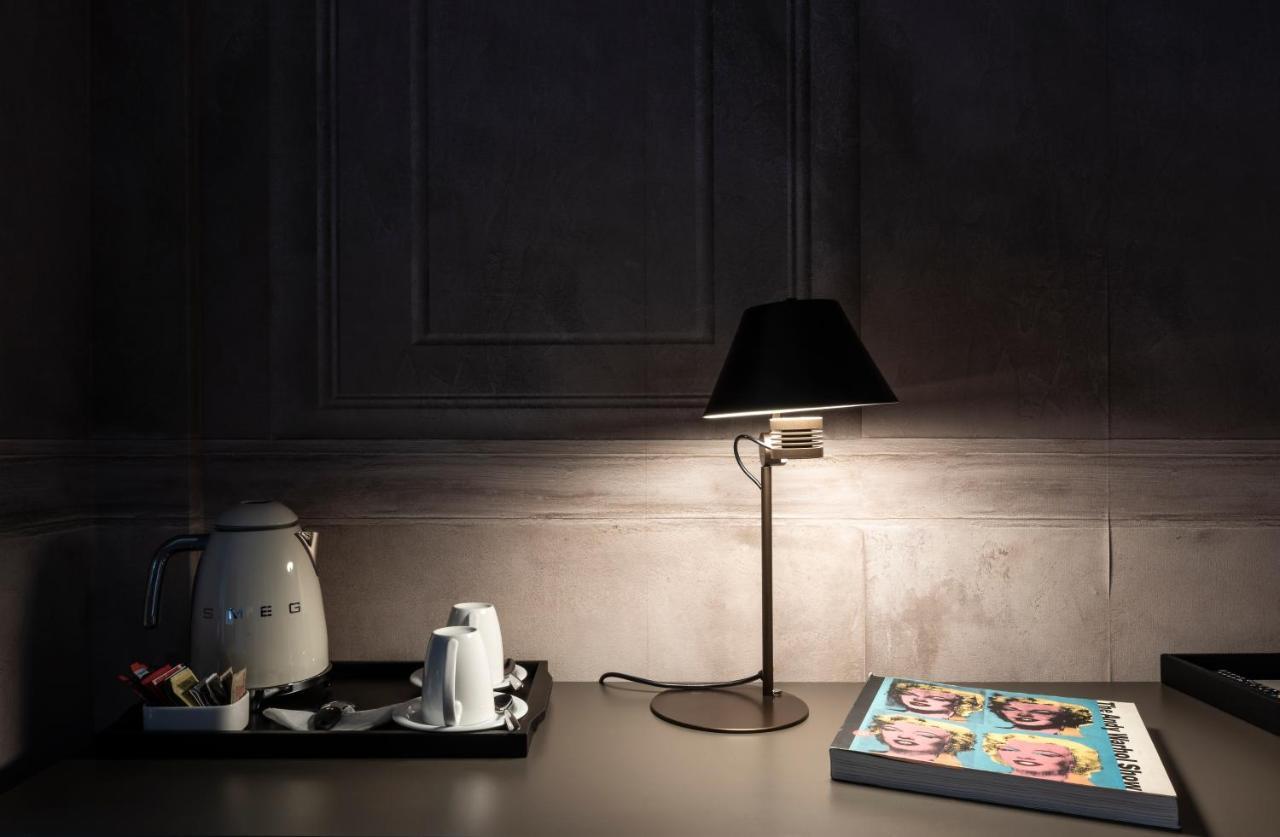 米兰 五十旅馆酒店 外观 照片 A table lamp